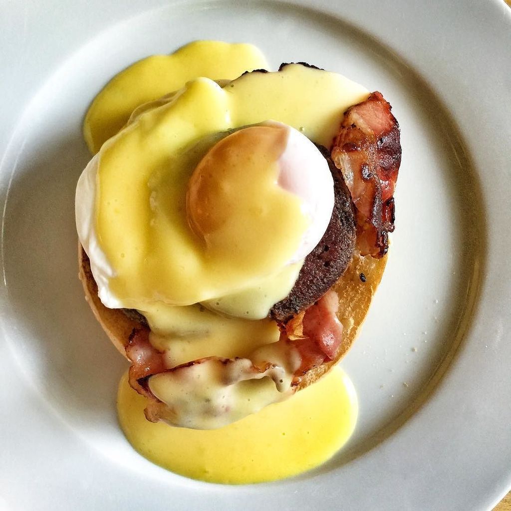 kuechenjunge's tweet photo. Eggs Benedict mit gebratener Blutwurst #esgibtwaszufeiern #brunch #foodblogger #delicious #foodporn #kjfb #bacon https://t.co/R3O8DxvW3z