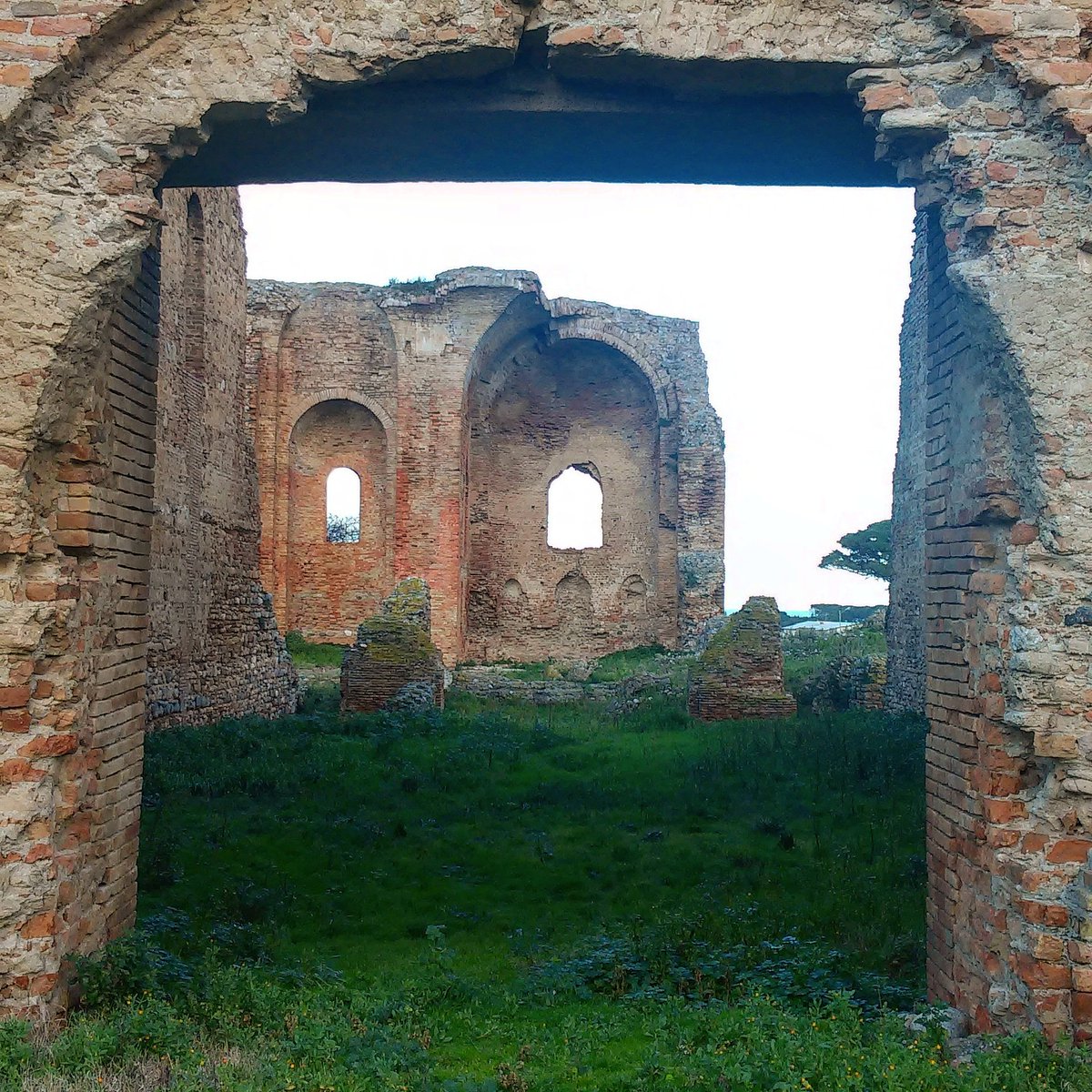 trip_and_notes's tweet photo. Passeggiata al Parco Archeologico di #Scolacium a due passi da #Catanzaro tra mare e monti. #Calabria https://t.co/DP0QZ2N8mr