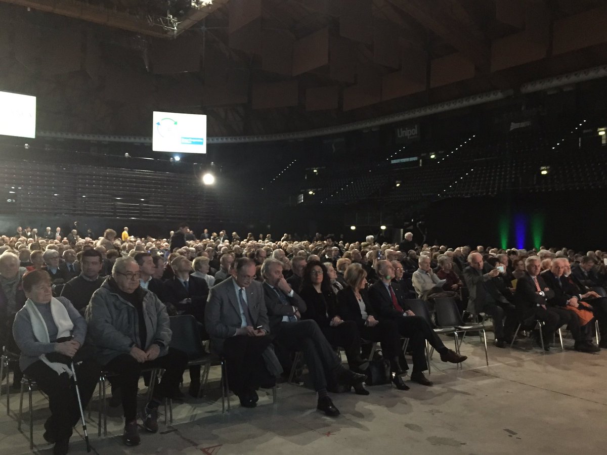 EmilBanca's tweet image. Si apre in musica la nostra assemblea straordinaria di fusione: in platea oltre 1.500 soci (oltre3.500 con delega) ▶️bit.ly/2lsHako