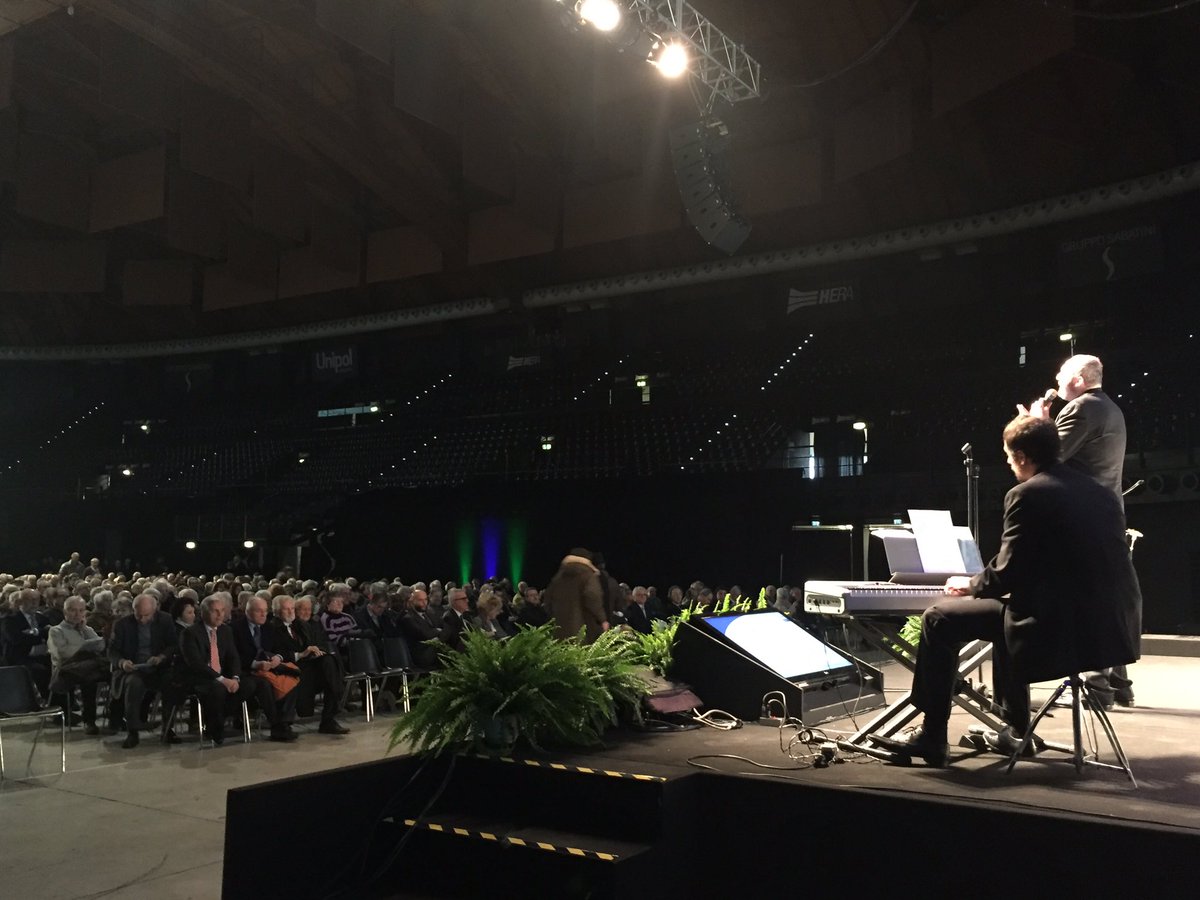 EmilBanca's tweet image. Si apre in musica la nostra assemblea straordinaria di fusione: in platea oltre 1.500 soci (oltre3.500 con delega) ▶️bit.ly/2lsHako