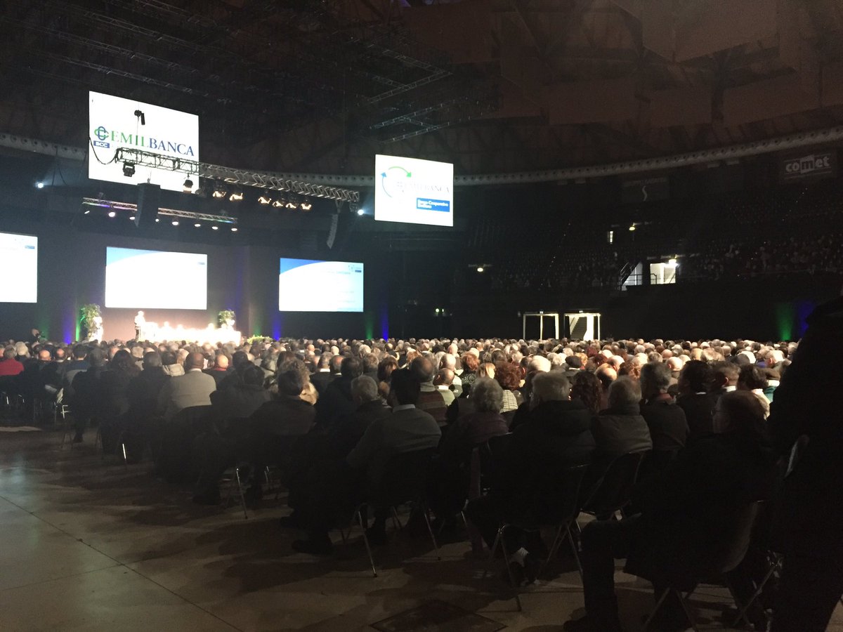 EmilBanca's tweet image. Si apre in musica la nostra assemblea straordinaria di fusione: in platea oltre 1.500 soci (oltre3.500 con delega) ▶️bit.ly/2lsHako
