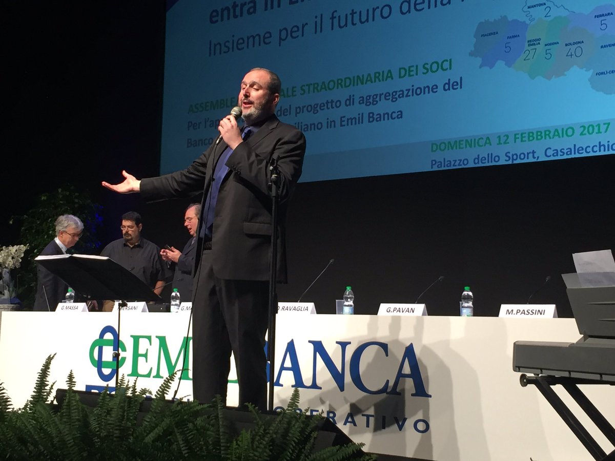 EmilBanca's tweet image. Si apre in musica la nostra assemblea straordinaria di fusione: in platea oltre 1.500 soci (oltre3.500 con delega) ▶️bit.ly/2lsHako