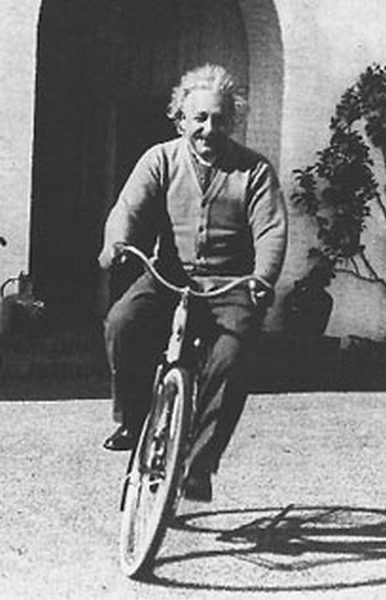 HistoryFoto's tweet image. «Жизнь — как вождение велосипеда. Чтобы сохранить равновесие, ты должен двигаться» Альберт Эйнштейн.