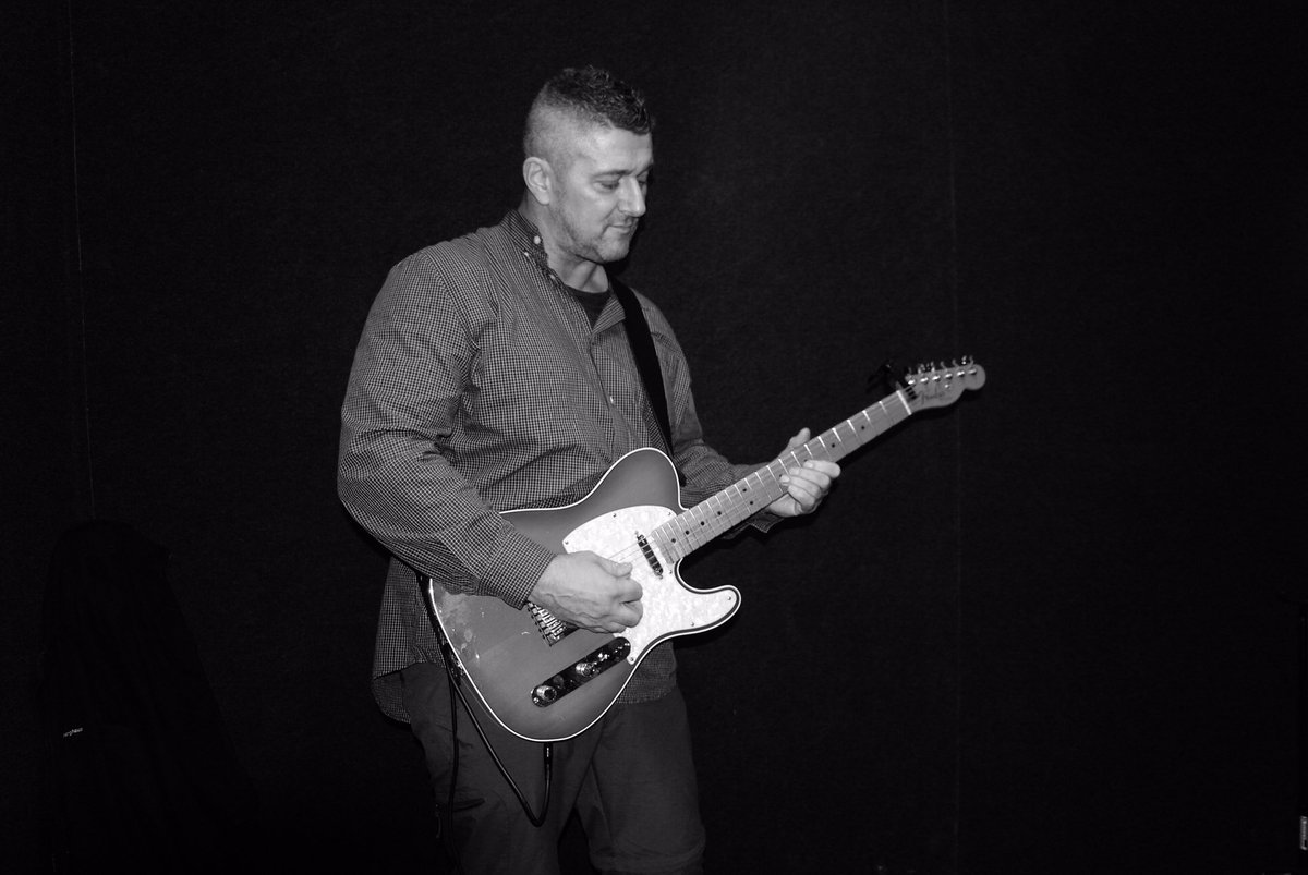 thegoodshakes's tweet photo. Our guitarist Mick really knows his stuff. He makes his telecaster sing out. https://t.co/cHhVer265U