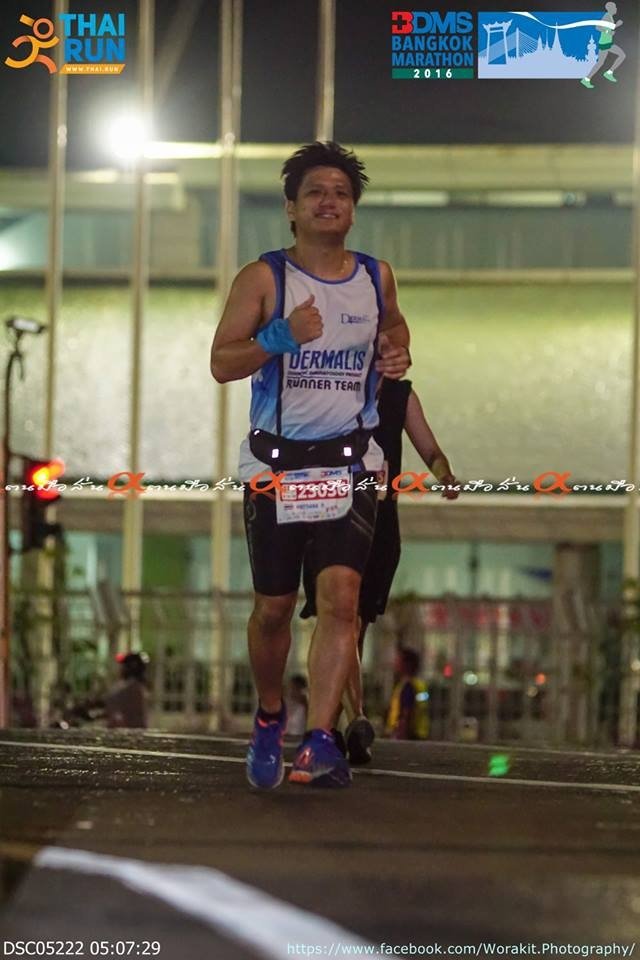 NinjaTooK's tweet photo. ข้ามากับความมืด พร้อมร่างที่ด๊ำดำ เสื้อเด่นมาเชียว!! #BDMSBangkokMarathon2016 ภาพจาก #ตนมือสั่น #dermalisrunner #teamdermalis #tookkyrun https://t.co/mK5KzXYRip