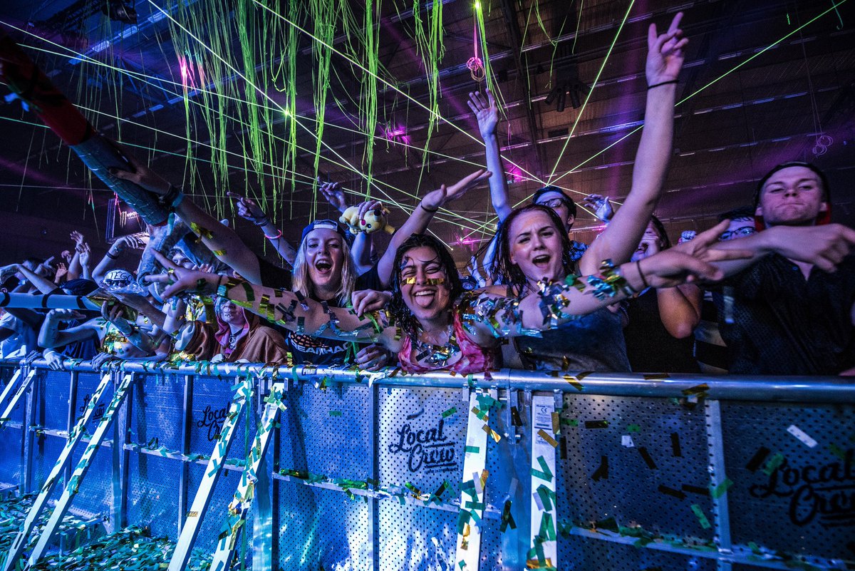 DreamHack's tweet photo. Anyone you recognize in the crowd? Tag yourself and friends in the comments and tell us what's your best memory from #DHS14 #DHS15 #DHS16! https://t.co/NHfOuPEQk9