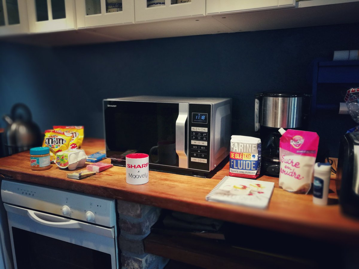 Moovely's tweet photo. Aujourd'hui c'est #MugCake avec les enfants ! #SharpDelivery nous propose une recette beurre de cacahuètes et M&amp;M's... Mioum ! #ForLife https://t.co/rswebsn6Lt