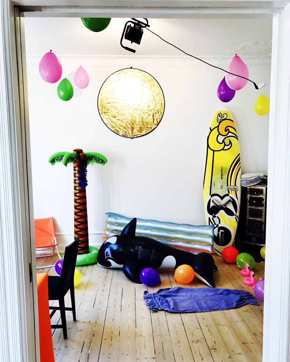 MarcusActor's tweet photo. When you look in the door 2 your living room and just know that: "Something went down in here!?" #birthday #legendaryfriends #beachparty https://t.co/JHHYZ7TJwG