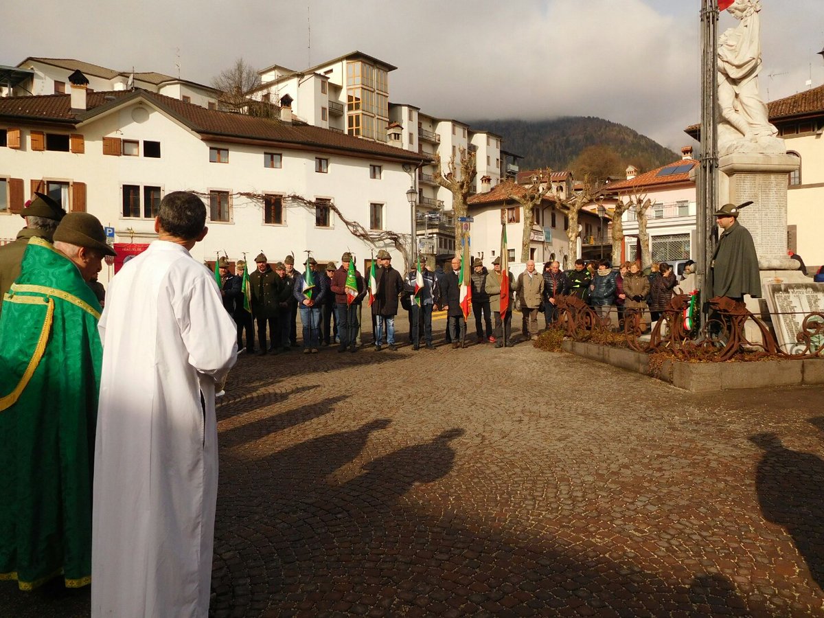 SteDeBarba's tweet photo. Gli Alpini di Lamon onorano i caduti al monumento in piazza durante la festa annuale del gruppo #ana @CorriereAlpi https://t.co/mdxGYcq8bB