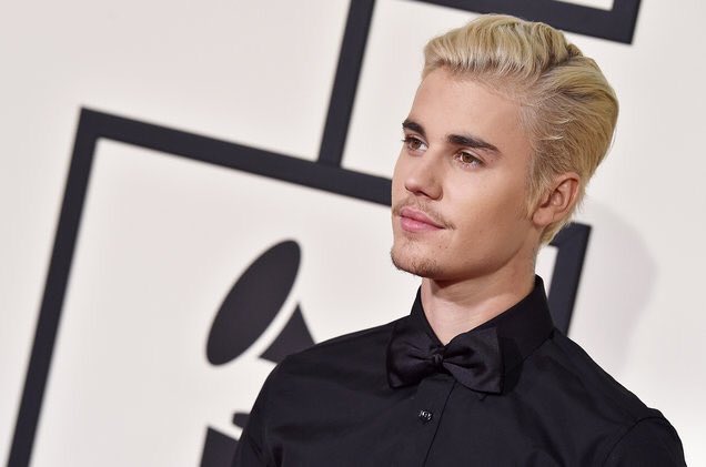 ibieberauhlls's tweet photo. last year #GRAMMYs https://t.co/p9lmn6v46r