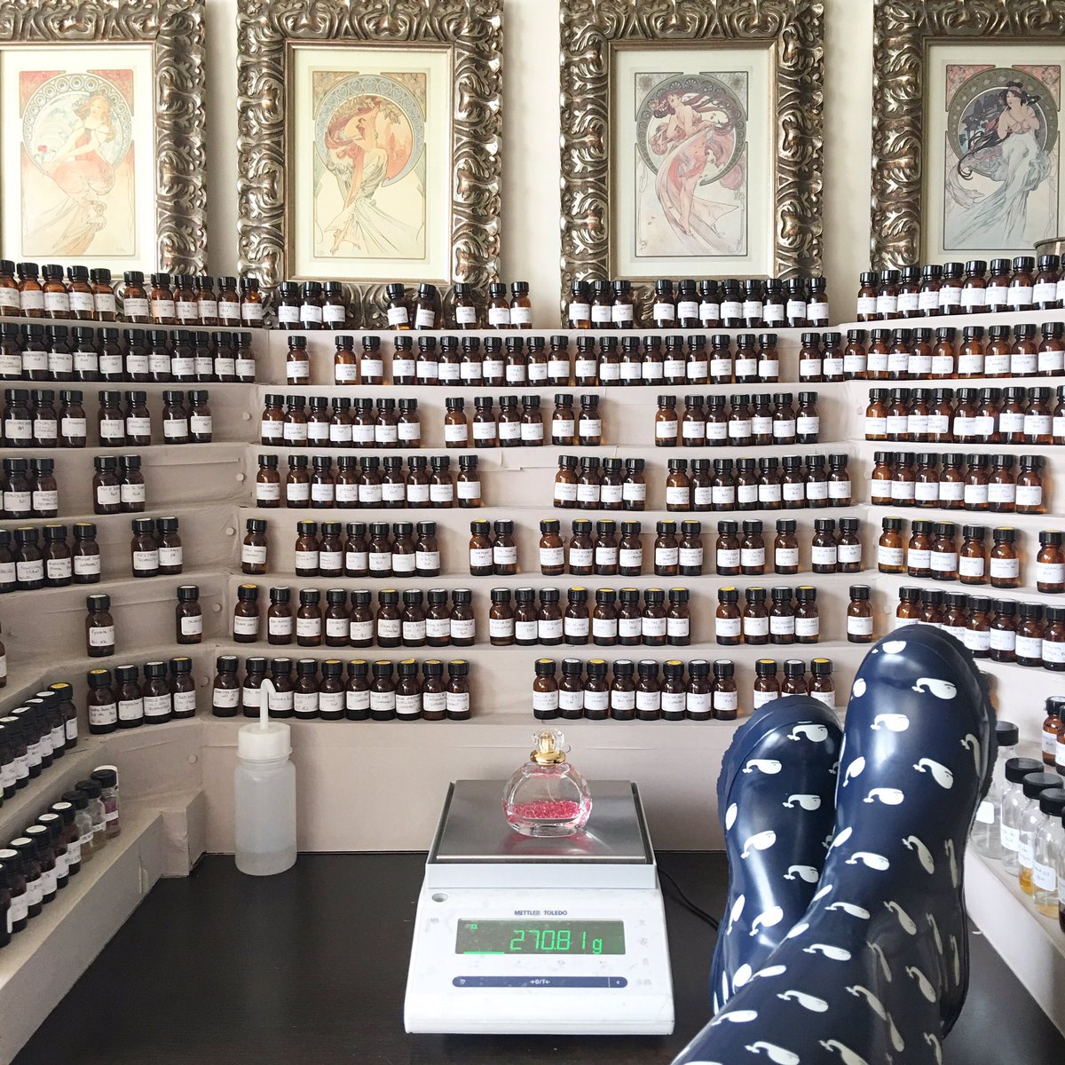 ParfumsVM's tweet photo. Gloomy Sunday 🌧☔️ // #studiolife #perfumerlife #perfumelab #perfumerorgan #gloomysunday https://t.co/2veeHYlc69