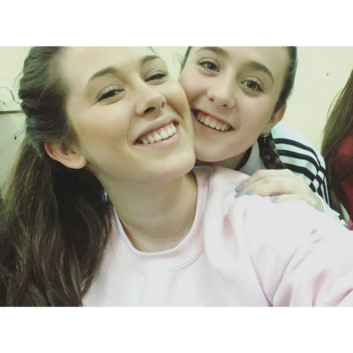 luciallorente3's tweet photo. Si es que no me dejas tranquila ni los fines de semanaaa pesaaada😂😂😂.Teequieroo💜💜 #siemprejuntitas #compiclase #Minovia @Nooeliajr https://t.co/Ui14chWKib