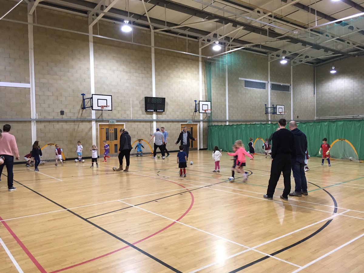 ShiningStarsFC's tweet photo. Kids &amp; parents keeping warm and dry this morning at our Shooting Stars session for 3 1/2 to 5 year olds. https://t.co/WokOVGuJIA