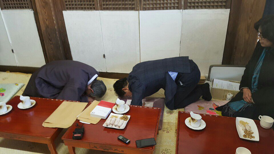 퇴계 이황선생 종택을 방문했습니다. 한참 어른인 16대 종손 이근필 어르신께서 맞절을 하셔서 황송했는데, 이게 이곳 예법이라고 하네요.^^