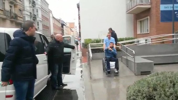 CampNouismyhome's tweet photo. 💉Aleix Vidal being released from the hospital on a wheelchair 😭
#AleixVidal #Vidal #AnimoVidal #AnimsAleix https://t.co/ObHpJRenHi