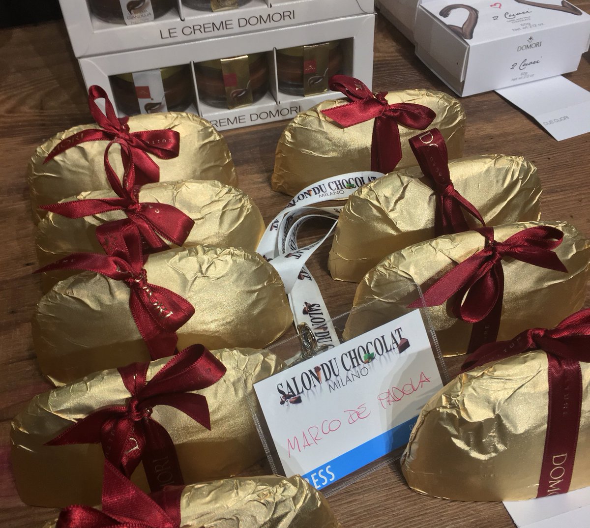 Al #SalonDuChocolat piovono MAXI gianduiotto di <a href="/domorichoc/">DOMORI</a> da 250gr #Domori #BeanToBarDomori @cremeriacapolinea #Press #MarcoDePadova