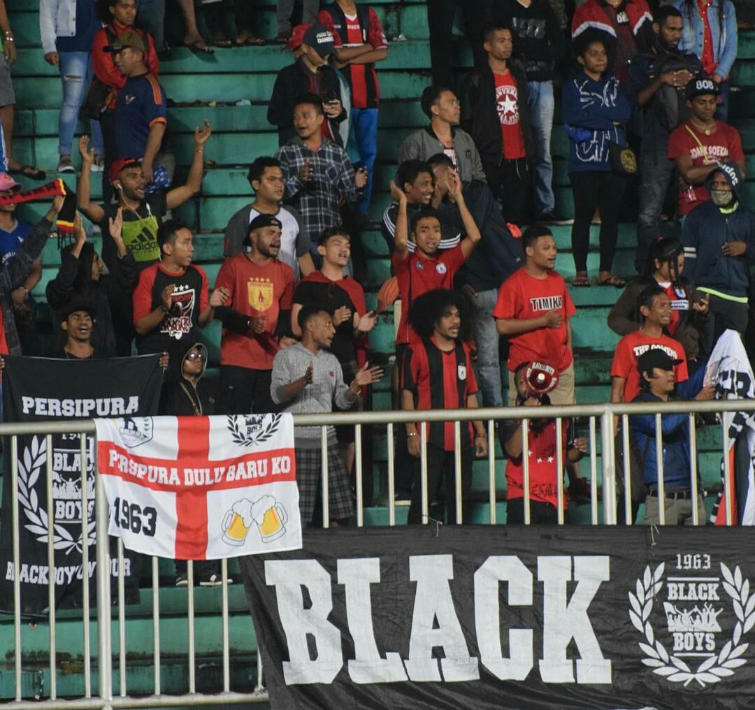 'Kami masih di Sleman dan tetap bangga sama Persipura'.....Ayo next match lebih kompak chantsnya Boys!!!