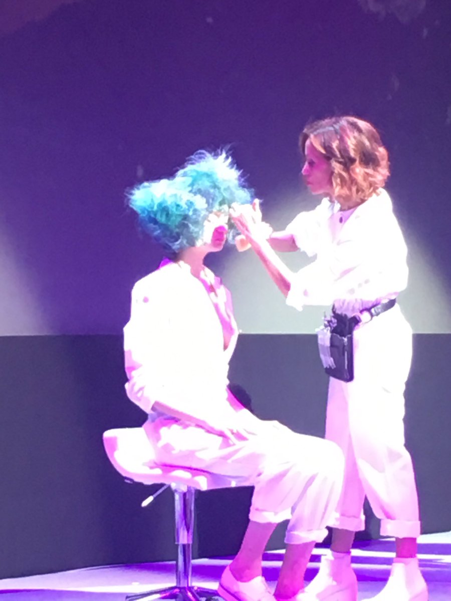 ParisCindarella's tweet photo. #CindarellaParis #HCFe17 #coiffure#Pariselegance#collection#Essentiel#Carrouseldulouvre https://t.co/OeBIYXxnhI