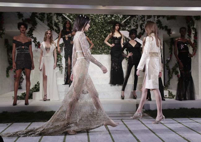 trendencias's tweet photo. Destacado: Kendall Jenner cierra el primer desfile de La Perla en Nueva York con un look pe… https://t.co/ASYs8WbJ3D https://t.co/Ioa2qDHxUq