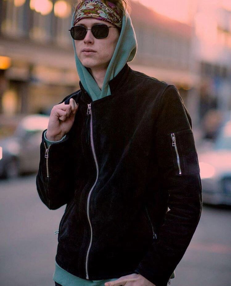 HenrikHolmPL's tweet photo. Henrik na IG: "Waiting for the sun like 🤓 picture @/1000yardstyle for @/BritishGQ (btw piękny ♥) https://t.co/VhO9KuNKP3