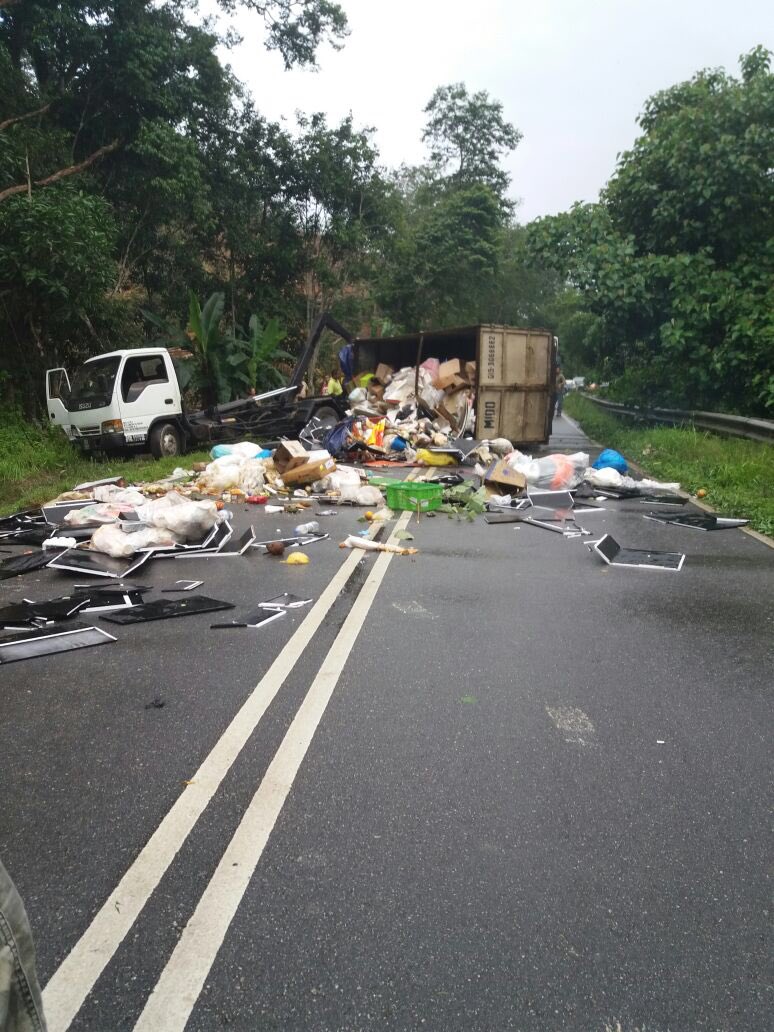 n9Jangx's tweet photo. Kemalangan lori terbalik selepas kepis . Menghalang lalu lintas.
#itkcrew https://t.co/sUC9Ml90Q3