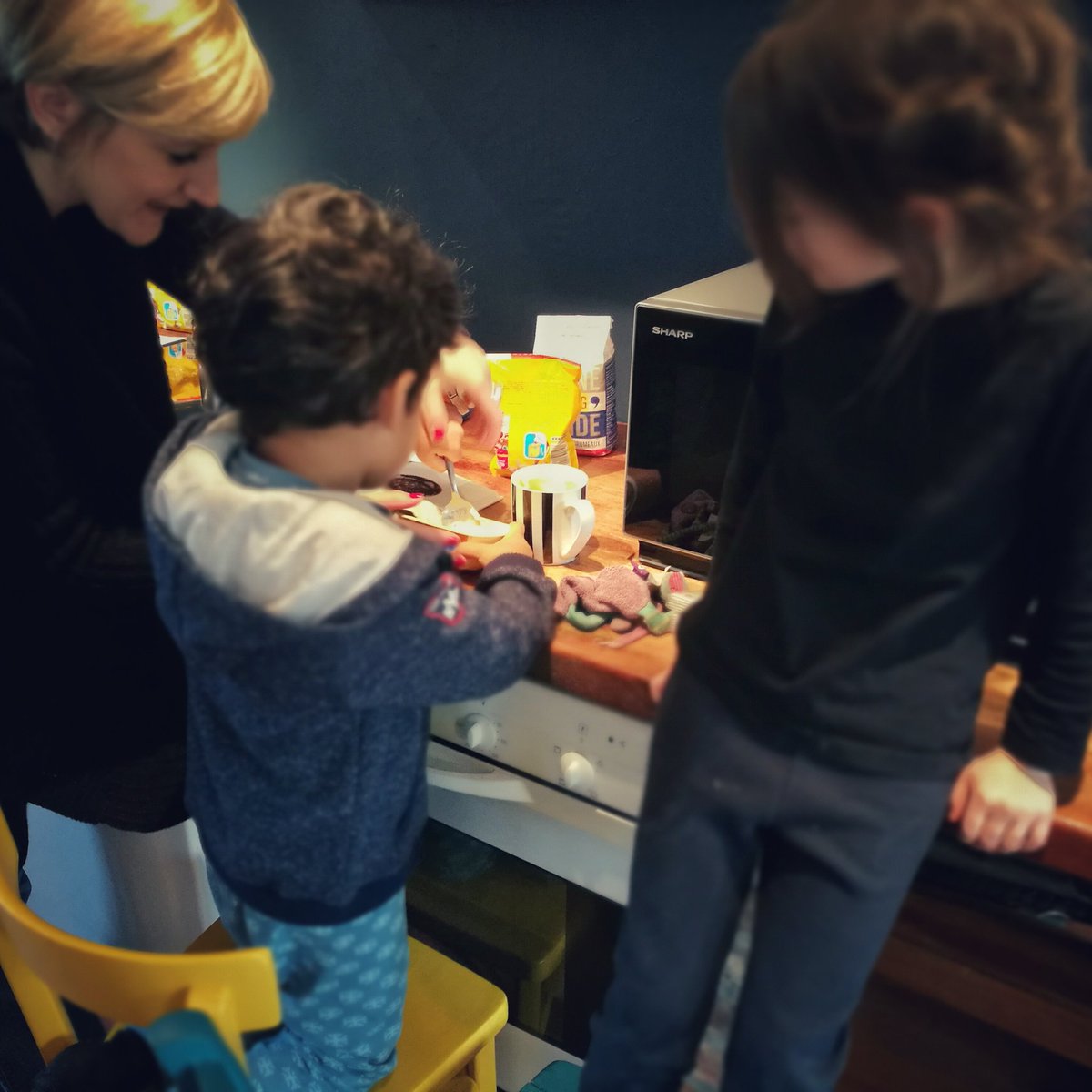 Moovely's tweet photo. Pendant que le mug cookie de Lili refroidit, Sacha s'attaque à la réalisation du #MugCake au chocolat ! #ForLife #SharpDelivery https://t.co/gwS7ERuLhv