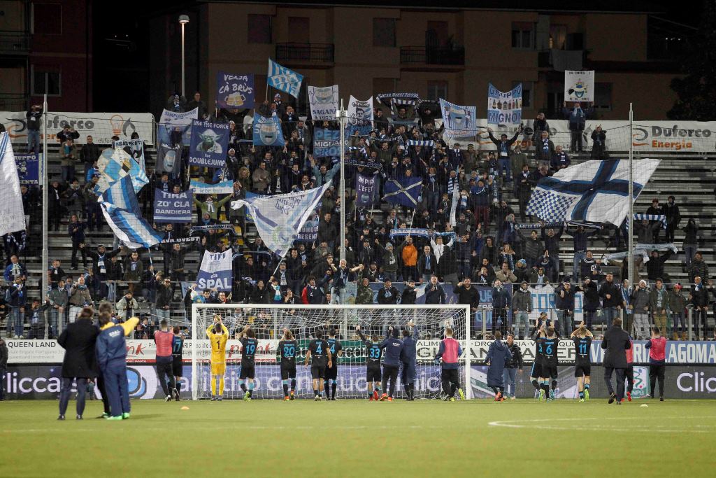spalferrara's tweet photo. Il pubblico di @spalferrara durante #EntSpa - Un colore unico per un'unica passione biancazzurra
#ForzaSPAL #LegaB #CalcioVero https://t.co/vmgdpzJrgh