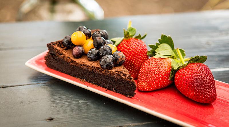 Special Valentine's Recipe: Flourless Chocolate Cake by <a href="/Delishsisters/">Delish Sisters</a> ow.ly/8qIy308SjfZ 
#letsbake #flourless #sacountrylife #vday