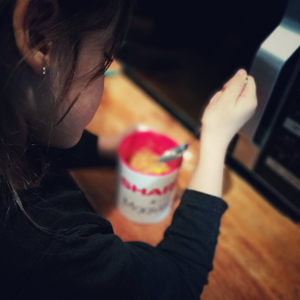 Moovely's tweet photo. Petite dégustation du mug cookie... Lili approuve la recette ! #ForLife #SharpDelivery https://t.co/snneWJDJaZ