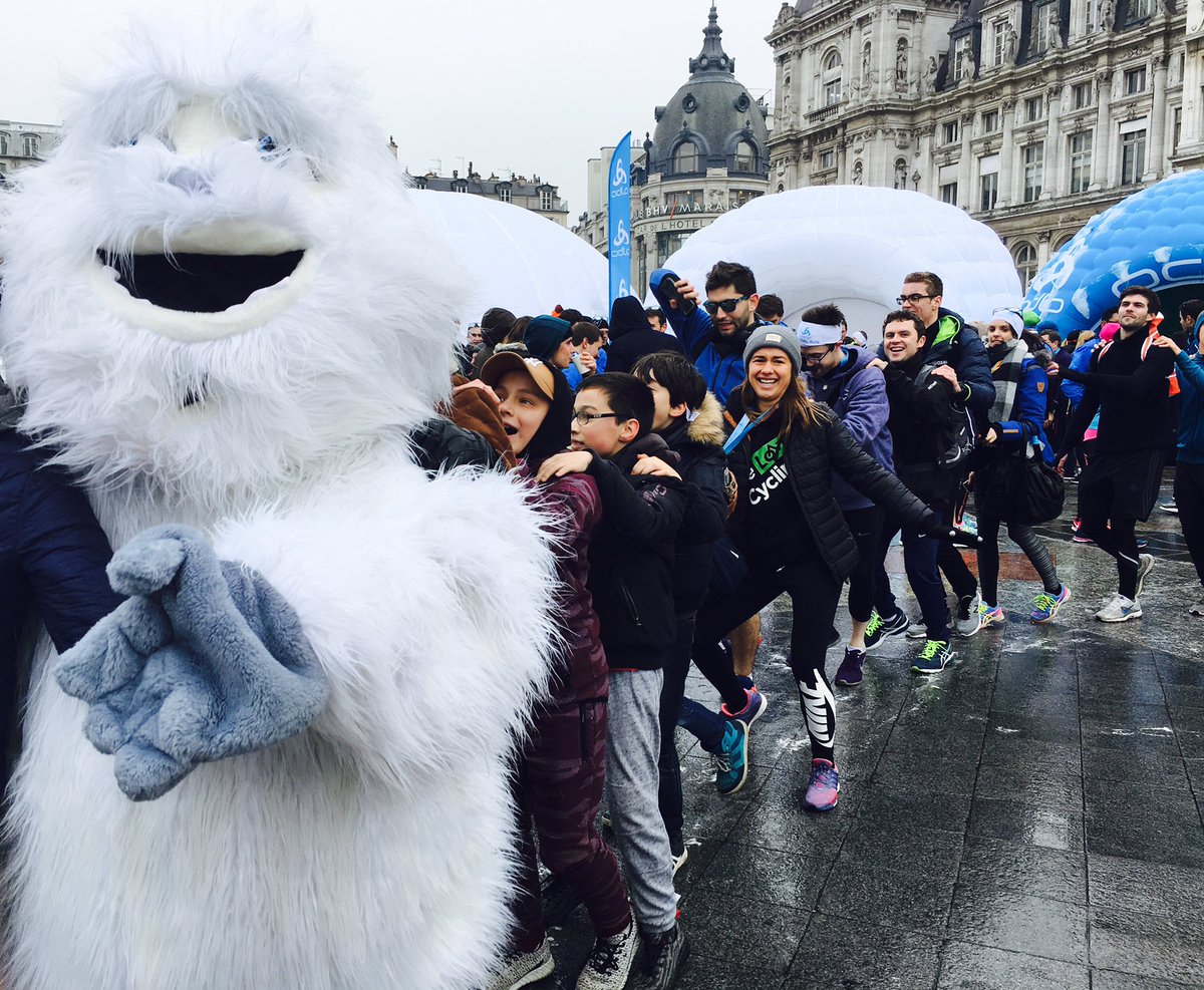 Teddy le yéti met la grosse ambiance sur le Crystal Village ! 

#CrystalRun