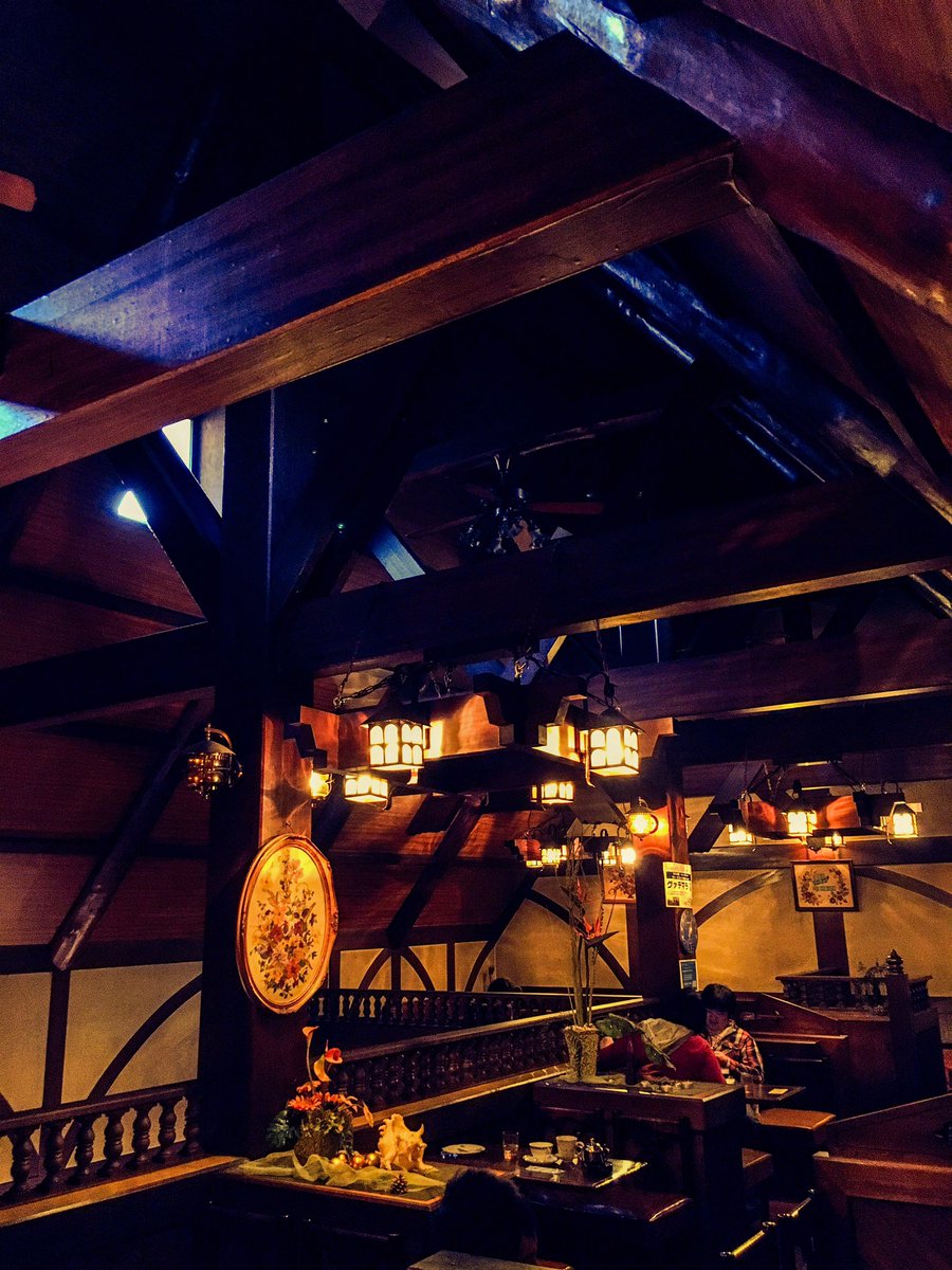 Qvc 純喫茶探訪 In 相模原 珈琲館 樹里 相模原で愛され続けて30年 青い大きな三角屋根が目印のコテージ風の喫茶店 広い店内は1階と2階で分煙されています マッチはありませんでしたが 素敵なロゴ入りのナプキンを頂きました 珈琲も美味しい 純