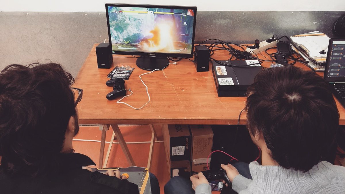 ArkhamTeam's tweet photo. ¡¡¡Ya estamos en la Gran Final de este torneo de #StreetFighterV en #Vicomic, #Vic!!! 🎮🎮
#arkhamteam #fightinggames https://t.co/dxUdJsqqVQ