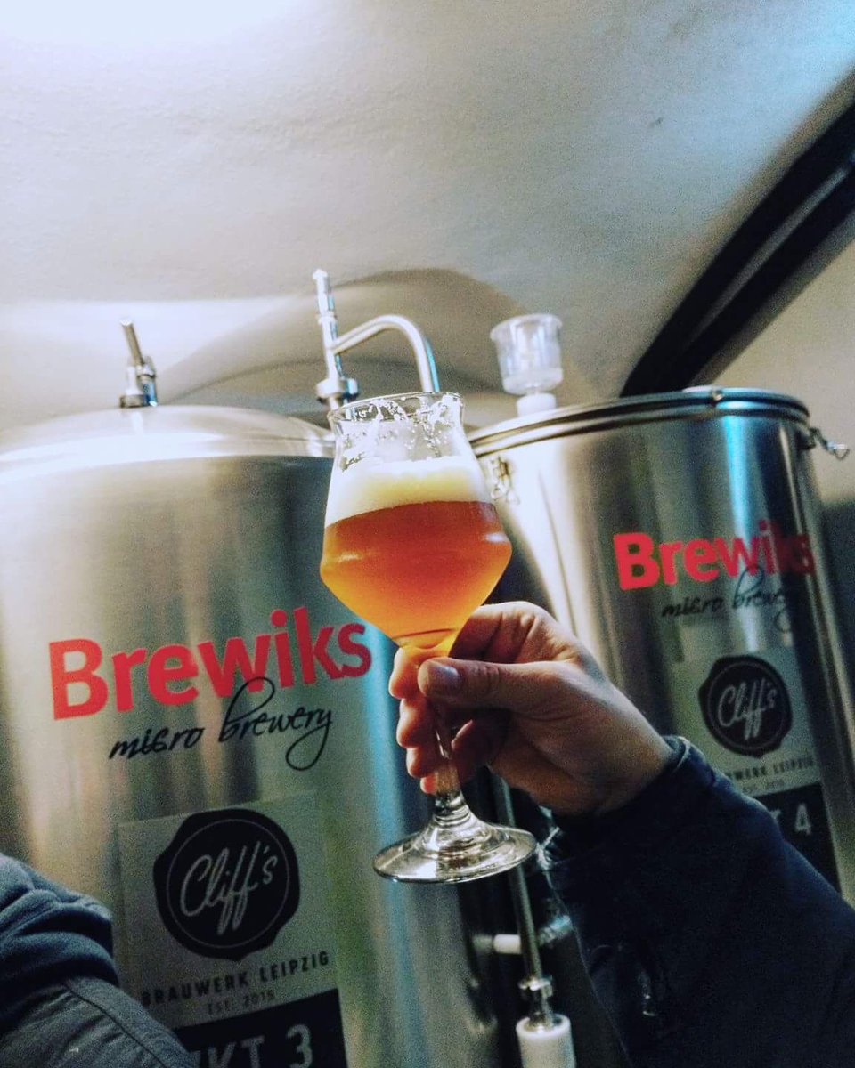 schluckepuck's tweet photo. Wir lieben unseren Job. IPA zwickeln in Cliff's Brauwerk. Lecker. Nächste Woche bei ihm am Hahn &amp; in der Flasche #Bier #craftbeer #bierLE https://t.co/UHdNXD3y21