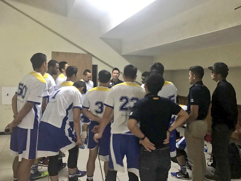 SatriaMudaIDN's tweet photo. Team briefing sebelum pertandingan melawan Hangtuah Sumsel #ReturnStronger https://t.co/KSG3cbMcdi