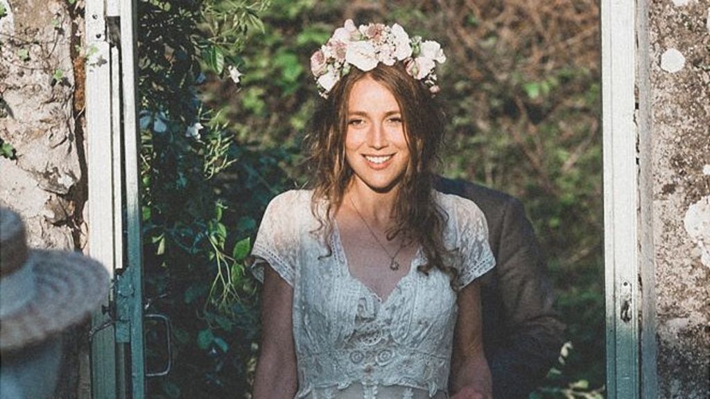 brides4change's tweet photo. #BridesBeware https://t.co/8W8yAGqGqR It should not take weeks and weeks to clean a #wedding dress. Our usual turnaround is 7 days. https://t.co/09JNJG50tc