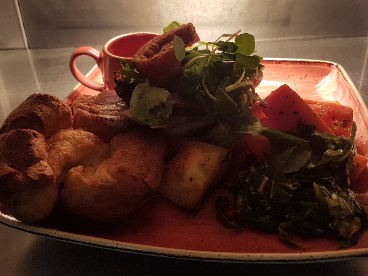 TrafChelsea's tweet image. Mouthwatering roasts &amp;amp; Mouthwatering rugby. Perfect Sunday combo! #RBS6Nations #SundayRoast