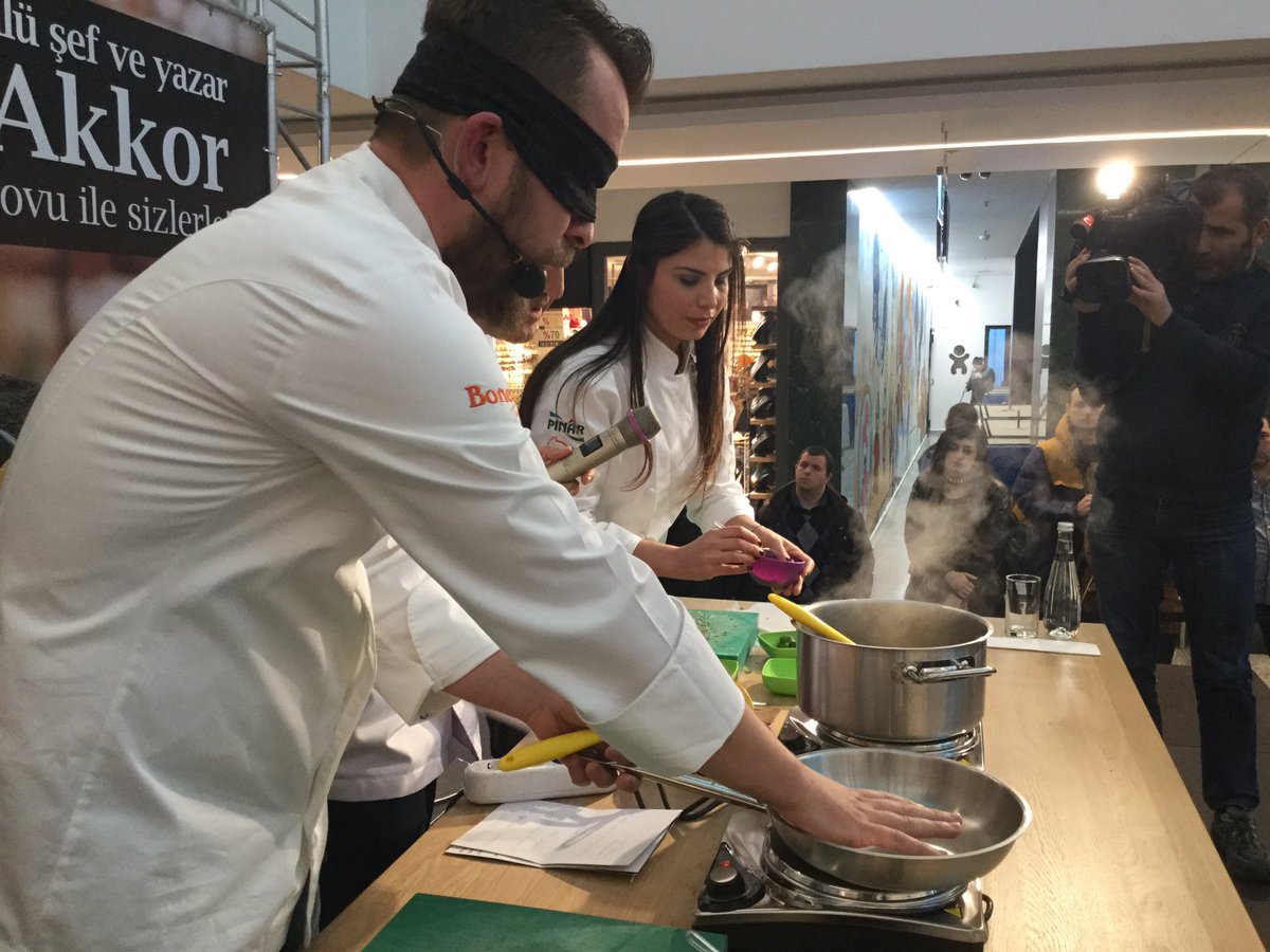 cankayabelediye's tweet image. Görme Engelliler Spor Kulübümüzün Milli Haltercisi Fatma Öğer, Ömür Akkor ile birlikte yemek yapıyor.