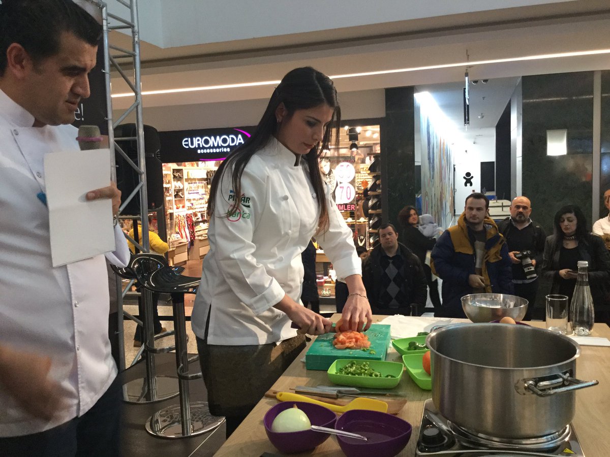 cankayabelediye's tweet image. Görme Engelliler Spor Kulübümüzün Milli Haltercisi Fatma Öğer, Ömür Akkor ile birlikte yemek yapıyor.