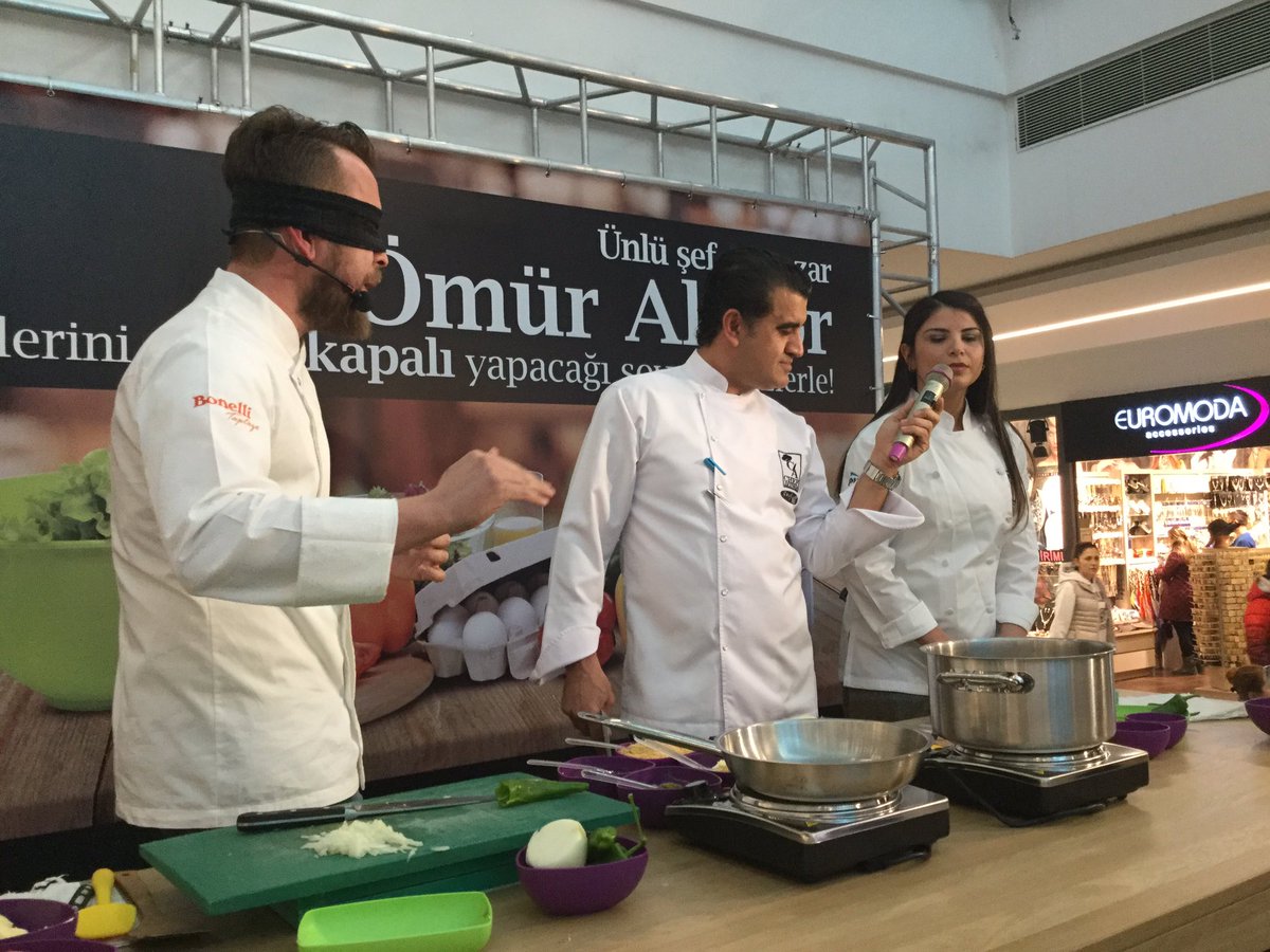 cankayabelediye's tweet image. Görme Engelliler Spor Kulübümüzün Milli Haltercisi Fatma Öğer, Ömür Akkor ile birlikte yemek yapıyor.