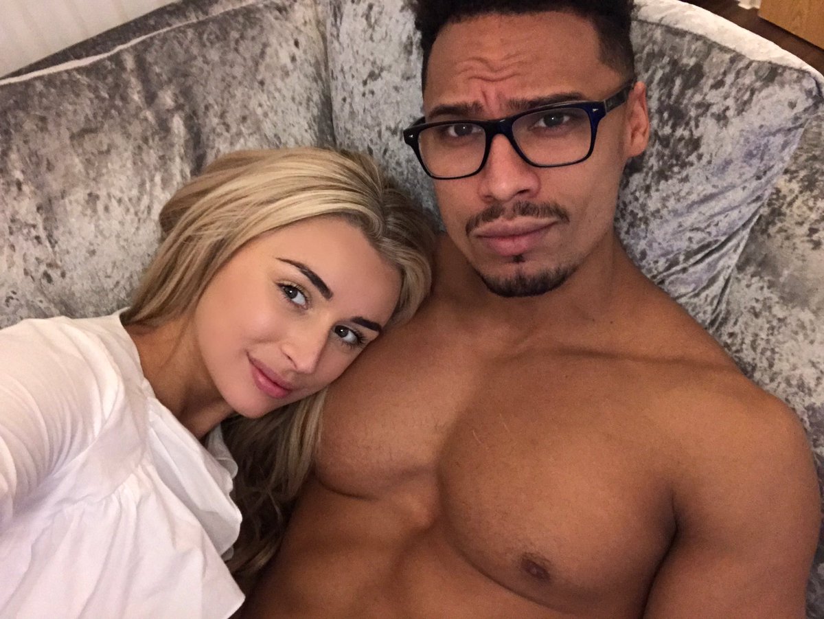 RachelFenton_'s tweet photo. Waiting for @IbizaWeekender likeee... https://t.co/FmCvm5iD5G