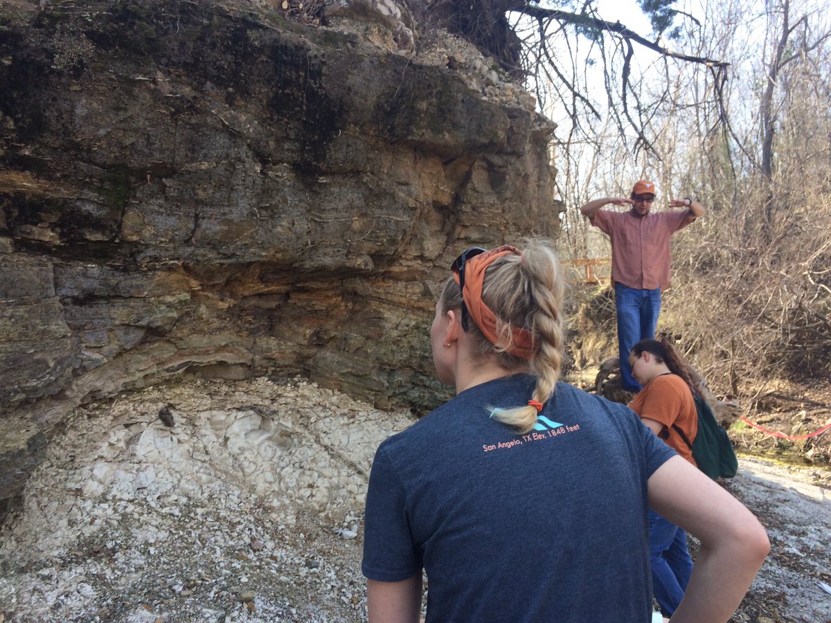 alisonmote's tweet photo. @OnRampsTexas #geoscience instructors getting a glimpse of Texas during the Cretaceous period. #fieldtrip https://t.co/vIlg7V1AxT