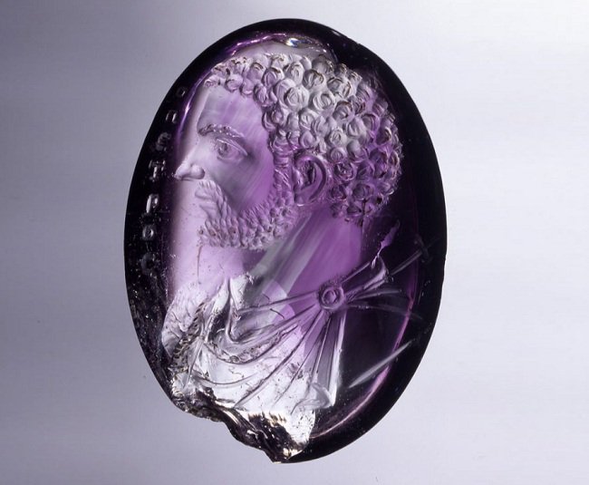 SabineJanvac's tweet photo. Portrait de #Caracalla en améthyste. Œuvre taillée en #intaille au début du IIIe s. ap. J.C. Croix et inscription sont des ajouts #byzantins https://t.co/gYbV5nuOXo