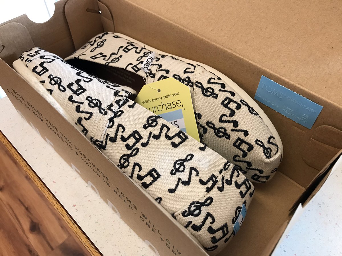 erinbatlle's tweet photo. So excited about my new @TOMS! #newkicks #musicnerd https://t.co/1iCyXGKg5Q