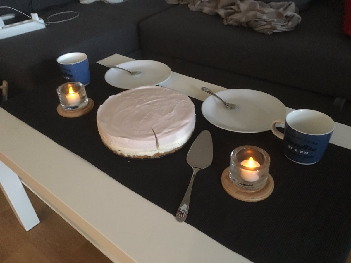 OjalanToni's tweet photo. Rakkaani sai menneellä viikolla Mustaherukka-valkosuklaa juustokakkua sekä 40 punaista ruusua kera runon. #parisuhde #goals https://t.co/dsXDfxbPhL
