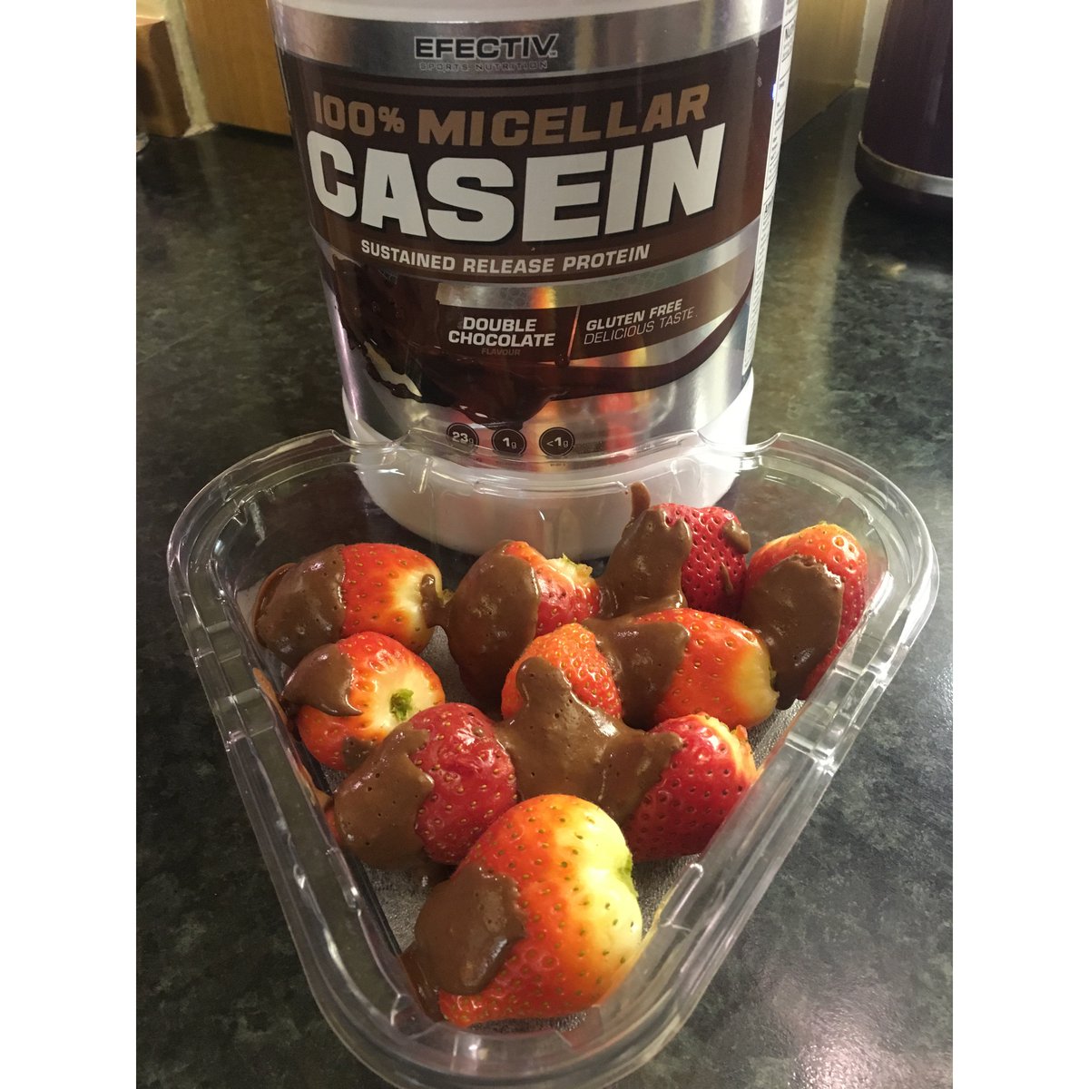 InfoBodies's tweet photo. Healthy valentines weekend treat ❤️ Strawberries with @EfectivNutri  casein mousse 😍😍 #staystrong @EfectivNutri #valentines #foodie #protein https://t.co/MPpyiJrSKj