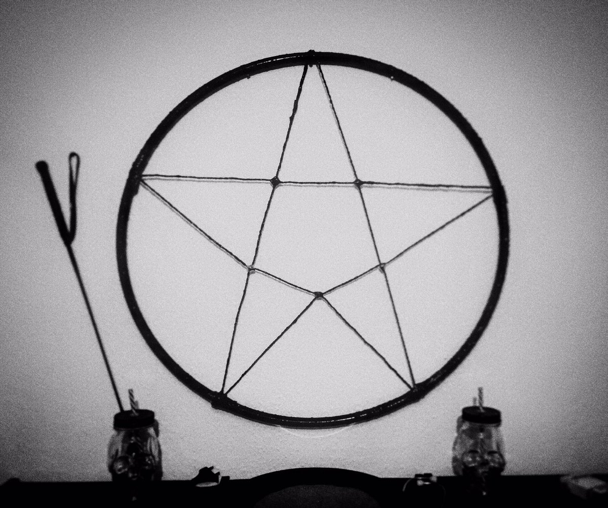 xxdemona's tweet photo. did a thing. I know it's not perfect but oh well. #creativewitch ๐ค https://t.co/aPwyyBpszB