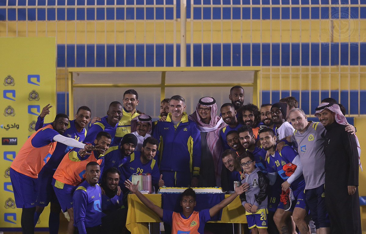 AlNassrFC's tweet photo. أقام لاعبي الفريق الأول بنادي #النصر اليوم احتفالية للجهاز الفني بقيادة المدرب باتريس كارتيرون بعد إكتمال جميع الطاقم
#معاك_يانصر https://t.co/0DIst9ihGI