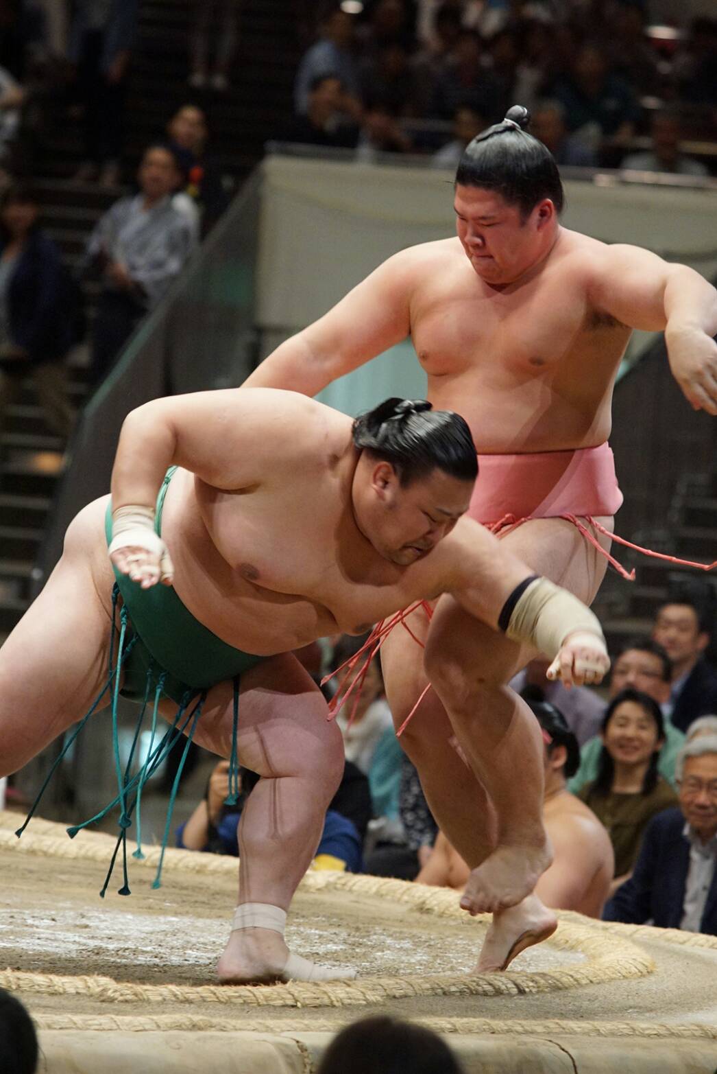 相撲大好き 特徴ある塩撒き力士で紹介されていた旭日松関の 大量の塩撒きを眺める宇良関と 取組写真 知人提供 以前にも載せたと思うのですが 再掲します Sumo 相撲大好き 特徴ある塩撒き力士で紹介されていた旭日松関の 大量の塩撒きを眺める宇良関と 取組写真 知人提供 以前にも載せたと思うのですが 再掲します Sumo