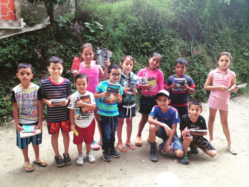 FormarFundacion's tweet photo. 🏡👏🏻 #DomingoSocial | Nos encontramos en la Vereda #LaCoqueta ❤️💙💕 realizando nuestra primer entrega Campaña #EquipadoAEstudiar 📚✏️🖌.90 niños https://t.co/gyEindenQF