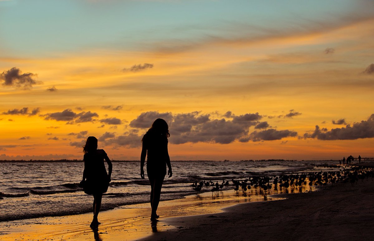 SoWeFlo Life Cover Photo Takeover -Courtesy of Emily Parish Photography medium.com/soweflo-life/s… #swfl #FortMyers #Florida #sunset #LoveFL